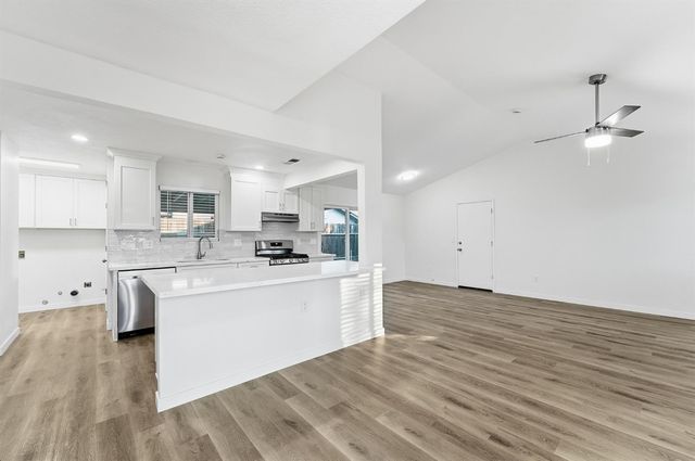 2208 Sunmist Ln, Modesto, CA 95355