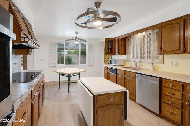 6902 E Calle Canis, Tucson, AZ 85710