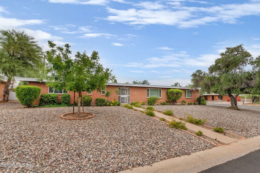 6902 E Calle Canis, Tucson, AZ 85710