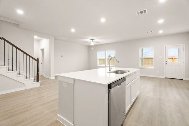 668 Woodhaven Lakes Drive, La Marque, TX 77568