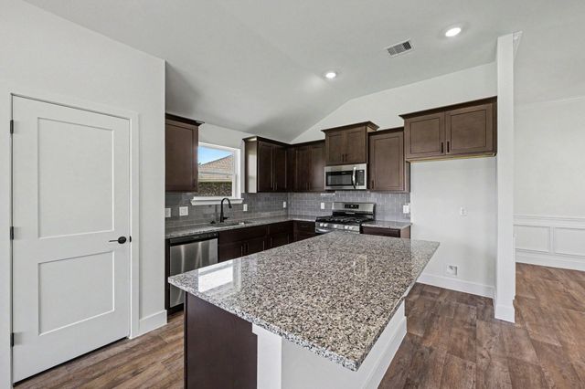8 Keystone Court, Angleton, TX 77515