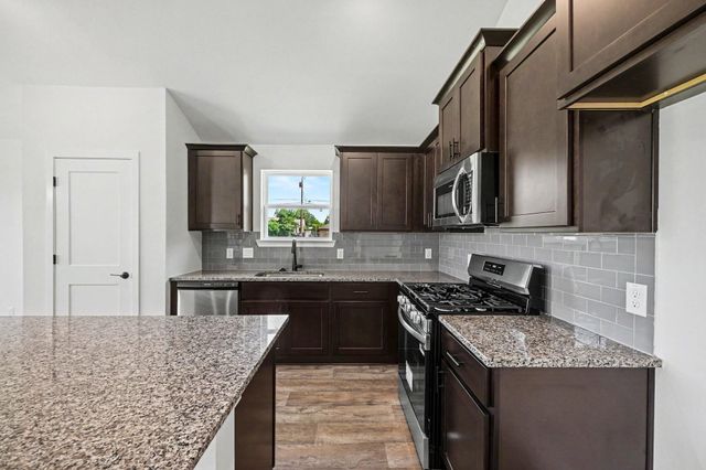 8 Keystone Court, Angleton, TX 77515