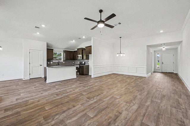 8 Keystone Court, Angleton, TX 77515