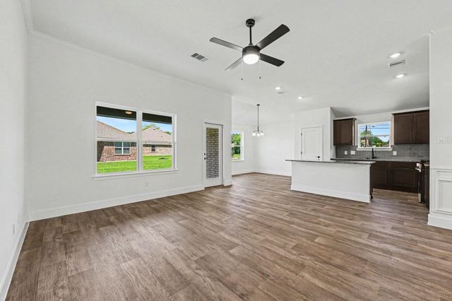 8 Keystone Court, Angleton, TX 77515