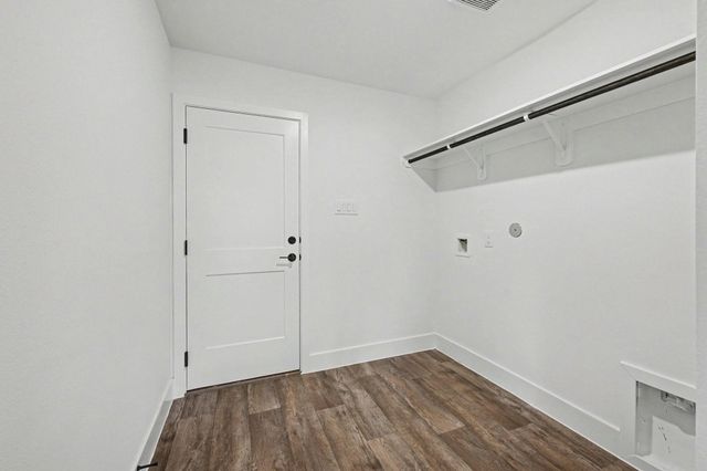 8 Keystone Court, Angleton, TX 77515