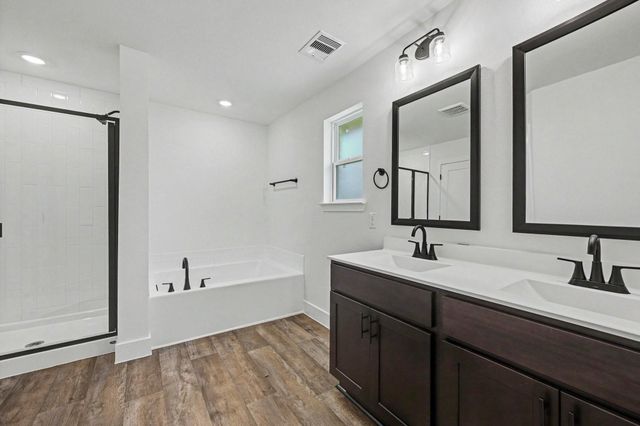 8 Keystone Court, Angleton, TX 77515