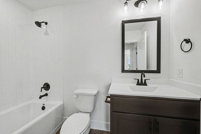 8 Keystone Court, Angleton, TX 77515