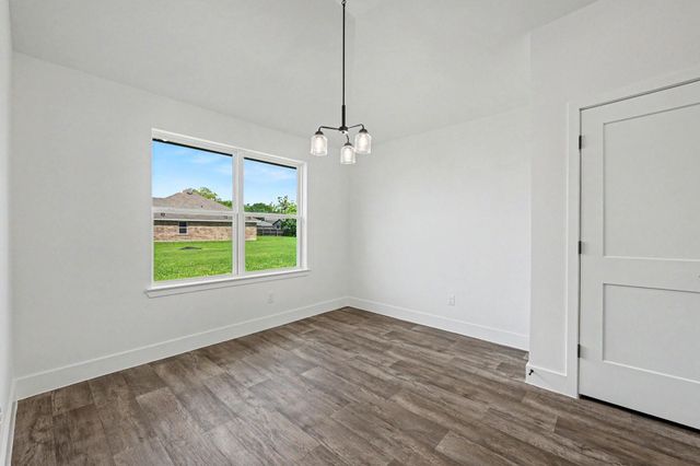 8 Keystone Court, Angleton, TX 77515