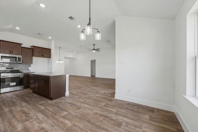 8 Keystone Court, Angleton, TX 77515