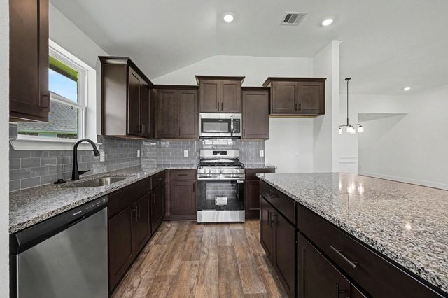 8 Keystone Court, Angleton, TX 77515
