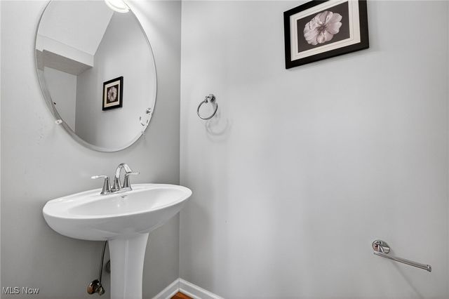 300 Lakewick Lane, Willowick, OH 44095