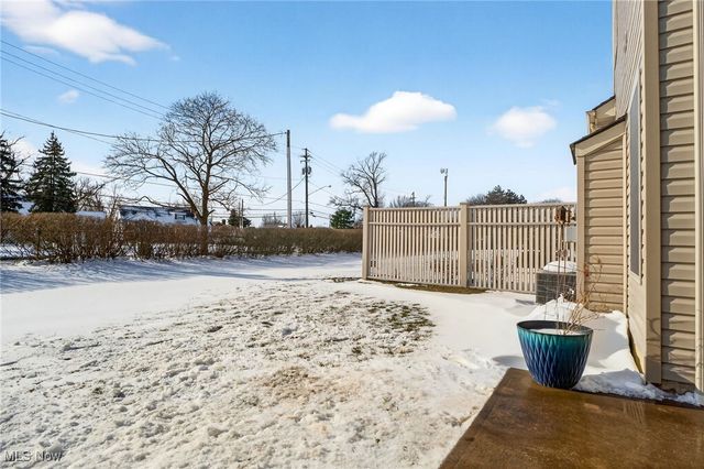 300 Lakewick Lane, Willowick, OH 44095