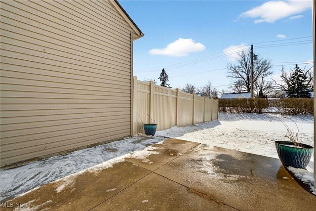 300 Lakewick Lane, Willowick, OH 44095