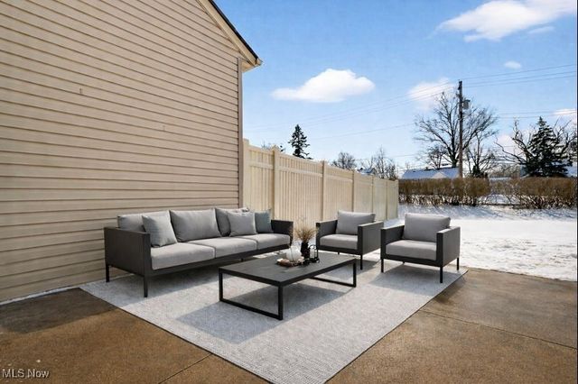 300 Lakewick Lane, Willowick, OH 44095