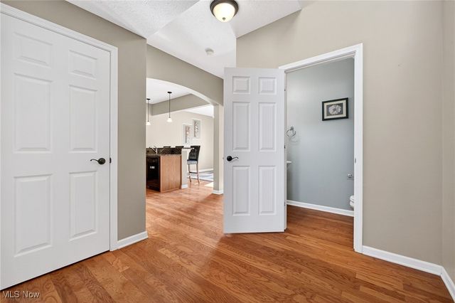 300 Lakewick Lane, Willowick, OH 44095