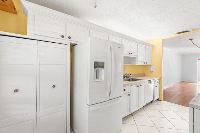 1020 Silk Oak Terrace, Delray Beach, FL 33445