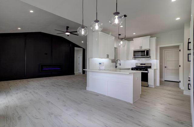 123 E Teakwood Avenue, Clever, MO 65631