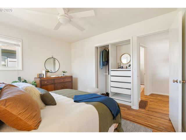 9316 Se SALMON Ct, Portland, OR 97216