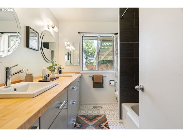 9316 Se SALMON Ct, Portland, OR 97216