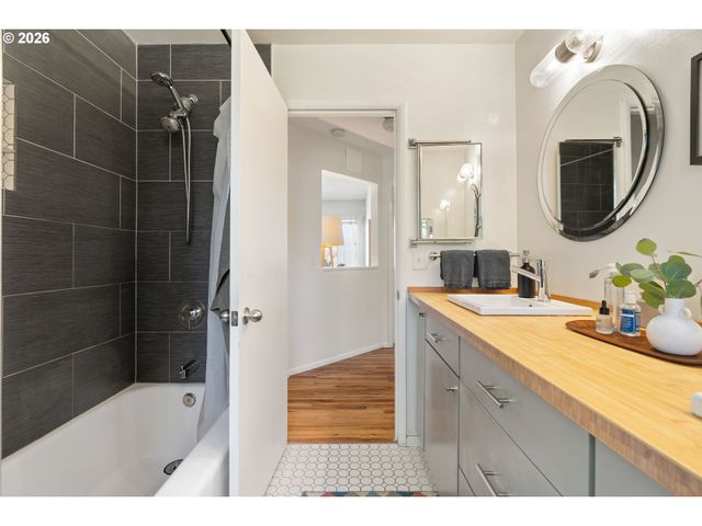 9316 Se SALMON Ct, Portland, OR 97216