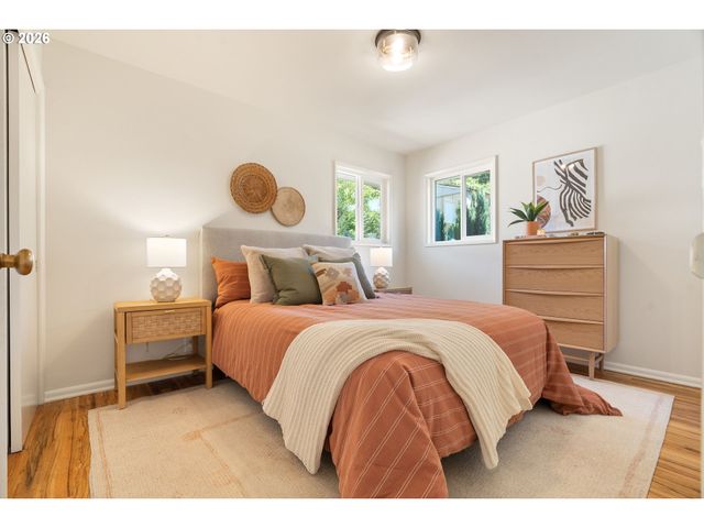 9316 Se SALMON Ct, Portland, OR 97216