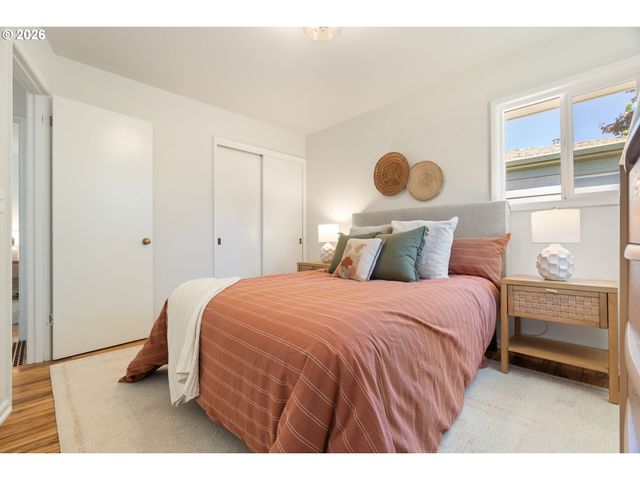 9316 Se SALMON Ct, Portland, OR 97216