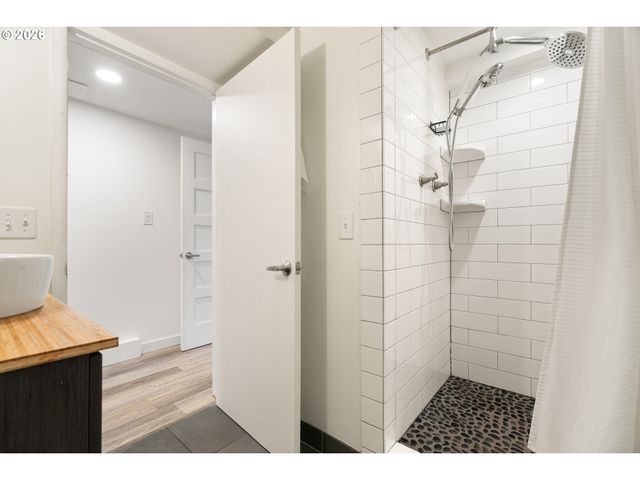 9316 Se SALMON Ct, Portland, OR 97216