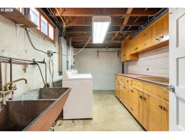 9316 Se SALMON Ct, Portland, OR 97216