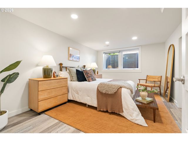9316 Se SALMON Ct, Portland, OR 97216