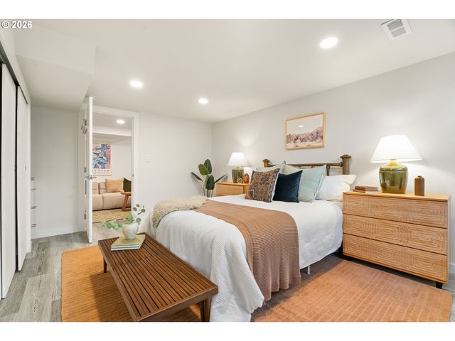 9316 Se SALMON Ct, Portland, OR 97216