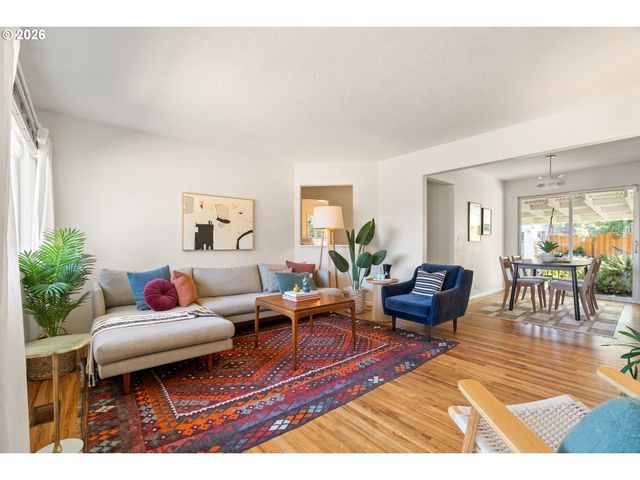 9316 Se SALMON Ct, Portland, OR 97216