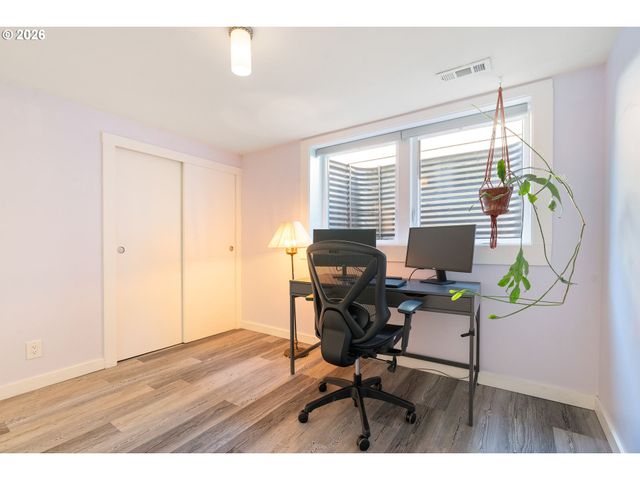 9316 Se SALMON Ct, Portland, OR 97216