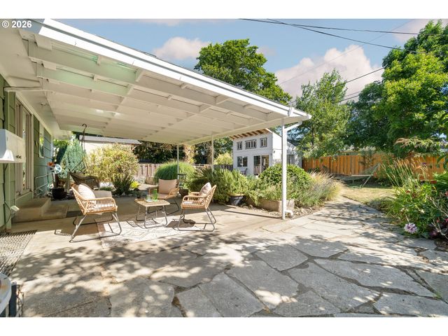9316 Se SALMON Ct, Portland, OR 97216
