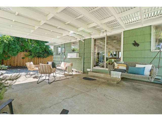 9316 Se SALMON Ct, Portland, OR 97216