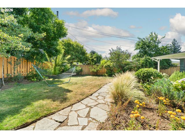 9316 Se SALMON Ct, Portland, OR 97216