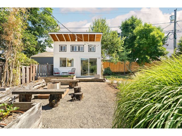9316 Se SALMON Ct, Portland, OR 97216