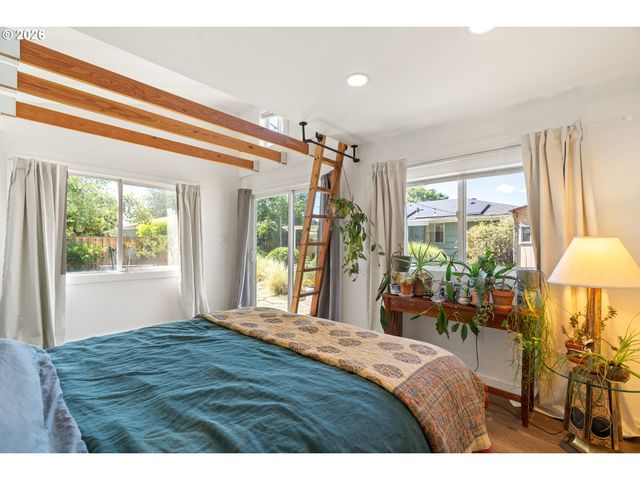 9316 Se SALMON Ct, Portland, OR 97216