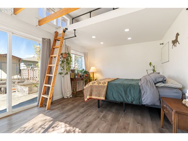 9316 Se SALMON Ct, Portland, OR 97216