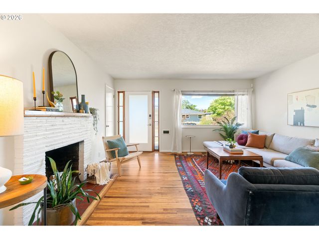 9316 Se SALMON Ct, Portland, OR 97216