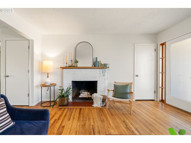 9316 Se SALMON Ct, Portland, OR 97216