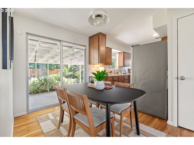 9316 Se SALMON Ct, Portland, OR 97216