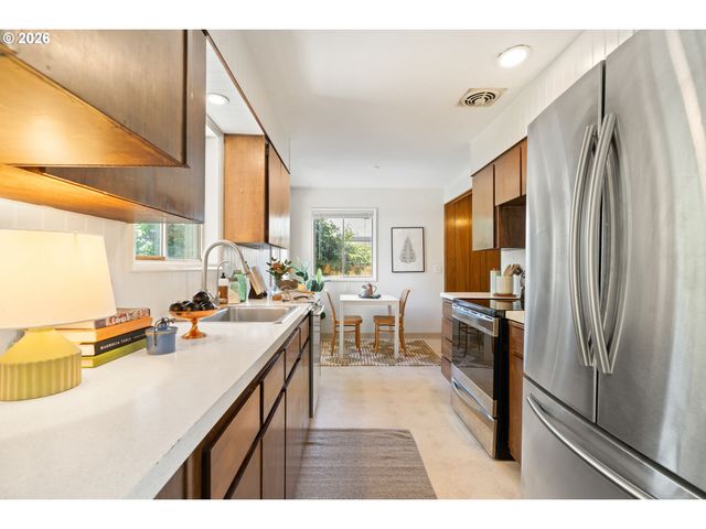 9316 Se SALMON Ct, Portland, OR 97216
