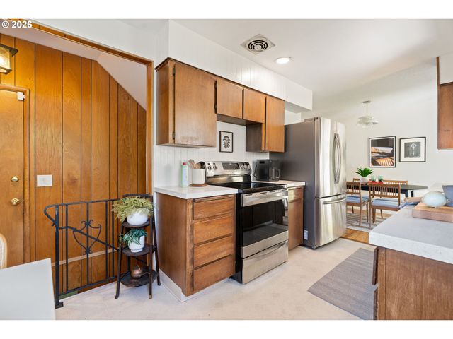 9316 Se SALMON Ct, Portland, OR 97216
