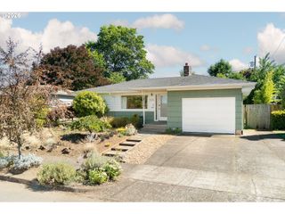 9316 Se SALMON Ct, Portland, OR 97216