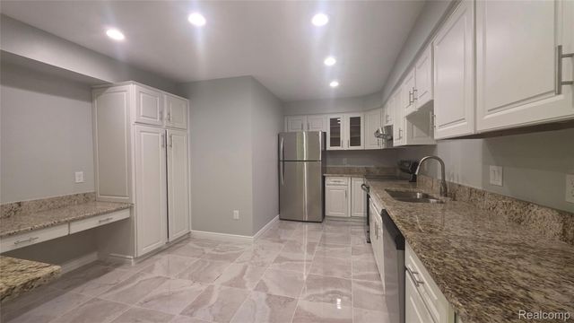 6688 Maple Lakes Drive, West Bloomfield Charter Township, MI 48322