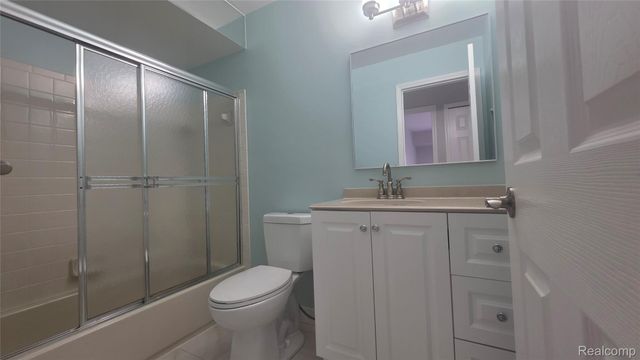 6688 Maple Lakes Drive, West Bloomfield Charter Township, MI 48322
