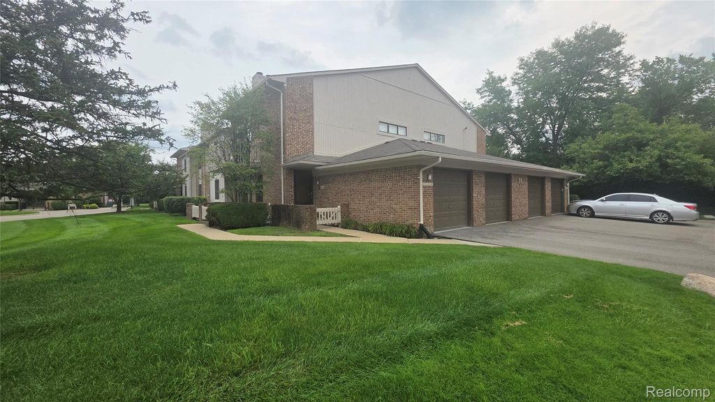 6688 Maple Lakes Drive, West Bloomfield Charter Township, MI 48322