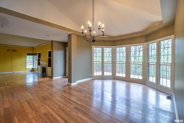 309 W RAVINWOODS Road, Peoria, IL 61615