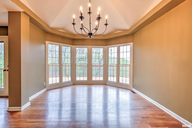 309 W RAVINWOODS Road, Peoria, IL 61615