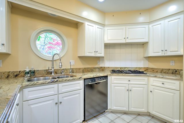 309 W RAVINWOODS Road, Peoria, IL 61615